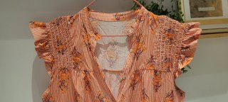 Vestido de verano naranja con flores