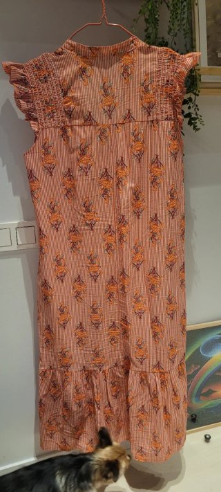 Vestido de verano naranja con flores
