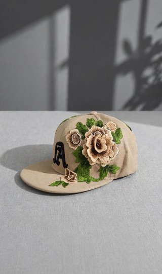 Gorra beige con bordado LA y flores