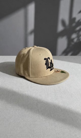 Gorra beige con bordado LA y flores