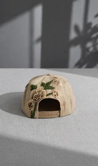 Gorra beige con bordado LA y flores