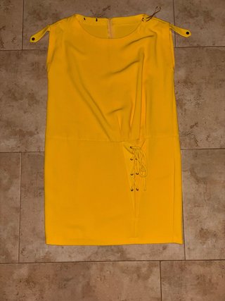 Vestido amarillo con cordones