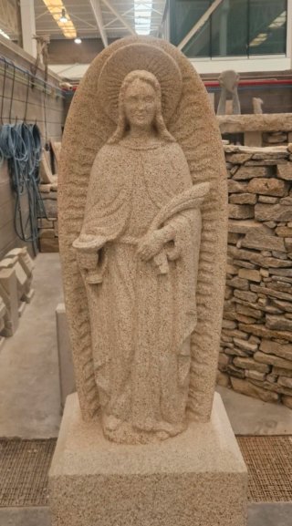 Virgen Santa Lucía en piedra