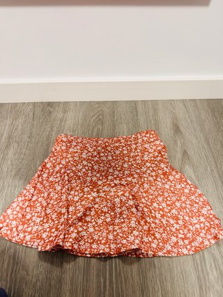 Falda floral roja y blanca