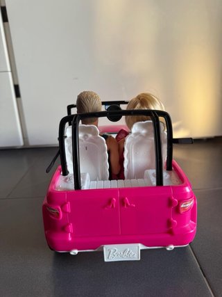 Barbie y Ken en Coche Rosa