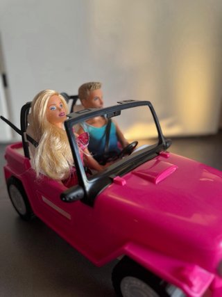 Barbie y Ken en Coche Rosa