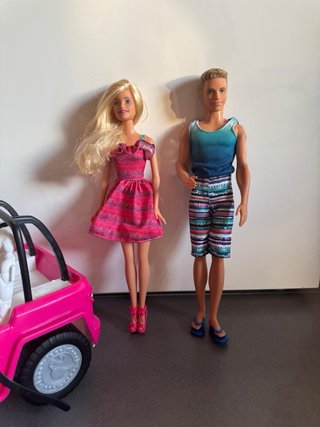 Barbie y Ken en Coche Rosa
