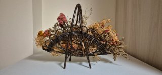 Cesta de mimbre con flores secas