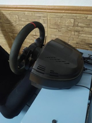 Volante y pedales Thrustmaster