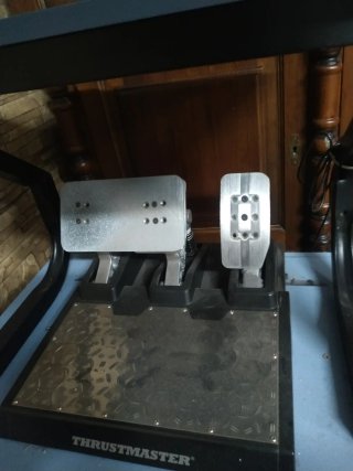 Volante y pedales Thrustmaster