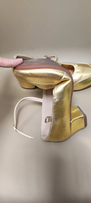 Zapatos de baile dorados