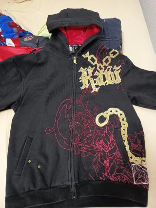 Sudadera con capucha y cremallera negra