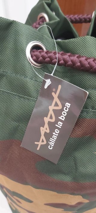 Mochila "Cállate la boca" con etiqueta