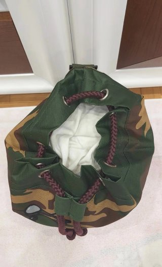 Mochila "Cállate la boca" con etiqueta