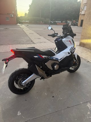 Honda XADV 750 2026 adventure blanca y azul