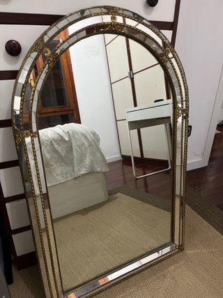 Espejo Arqueado Dorado con Marco Metálico