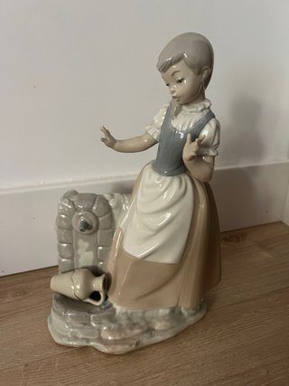 Figura Lladro Niña Fuente Jarrón