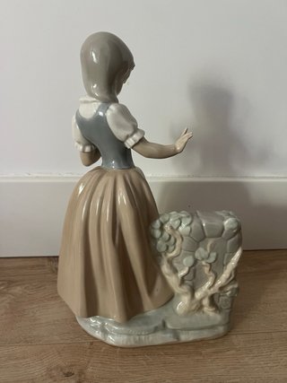 Figura Lladro Niña Fuente Jarrón