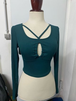 Camiseta verde manga larga con escote
