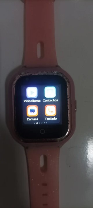 Reloj móvil rosa con todo lo necesario
