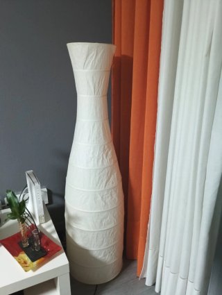 Lámpara de pie de papel blanca