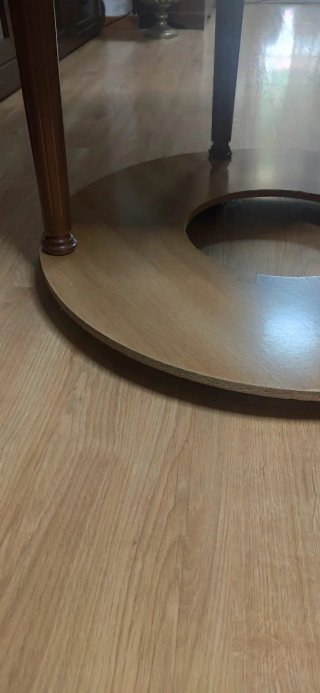 Mesa redonda de  madera con tarima y cristal