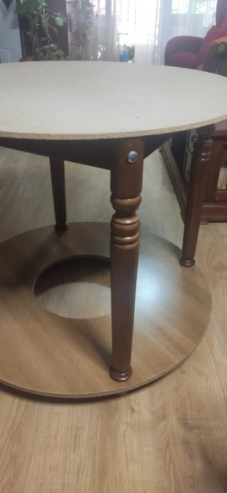 Mesa redonda de  madera con tarima y cristal