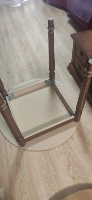 Mesa redonda de  madera con tarima y cristal