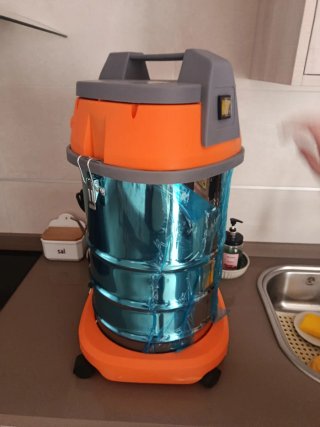 Aspiradora industrial naranja y azul