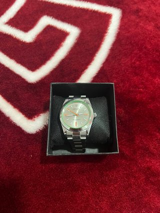 Reloj de pulsera con diseño elegante en verde y pl