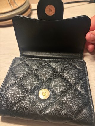 Cartera Chanel Negra con Logo Dorado
