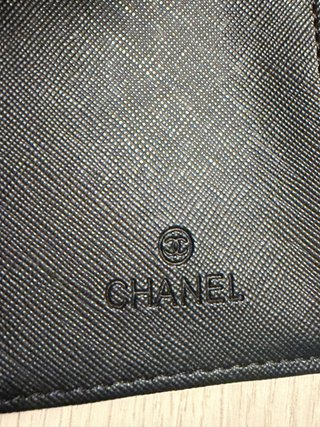 Cartera Chanel Negra con Logo Dorado