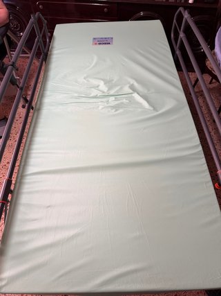 Cama articulada con colchón y cuña postural