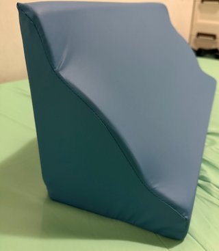 Cama articulada con colchón y cuña postural