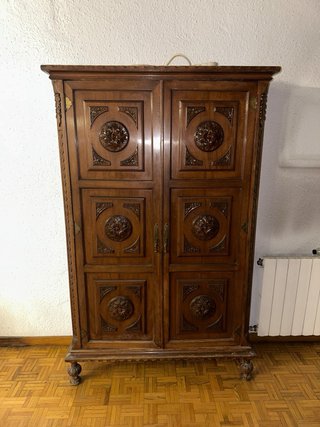 Mueble aparador antiguo con espejo
