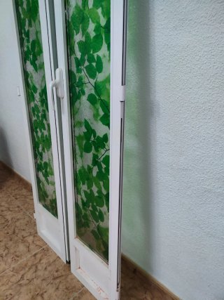 Puerta con cristalera decorada