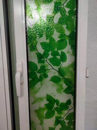Puerta con cristalera decorada