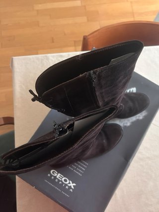 Stivali alti in camoscio marrone Geox