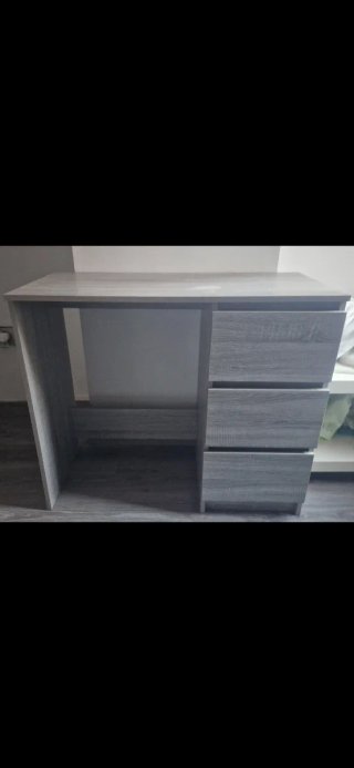 Escritorio de madera con cajones