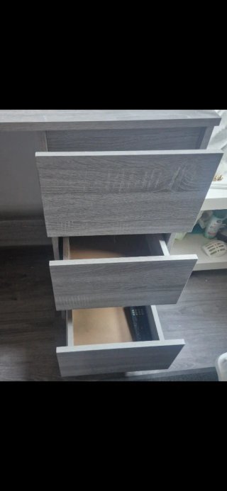 Escritorio de madera con cajones