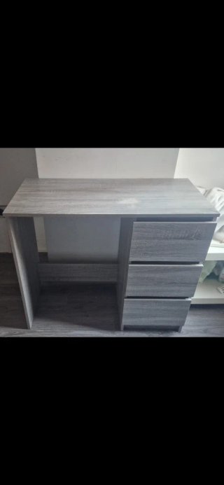 Escritorio de madera con cajones