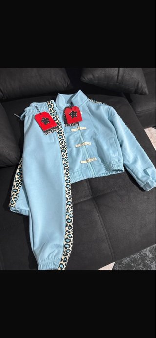 Conjunto deportivo azul con estampado