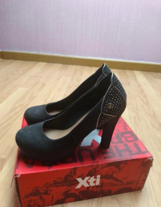 Zapatos Xti negros con plataforma y tacón