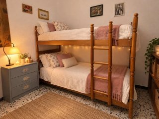 Litera de madera con escalera