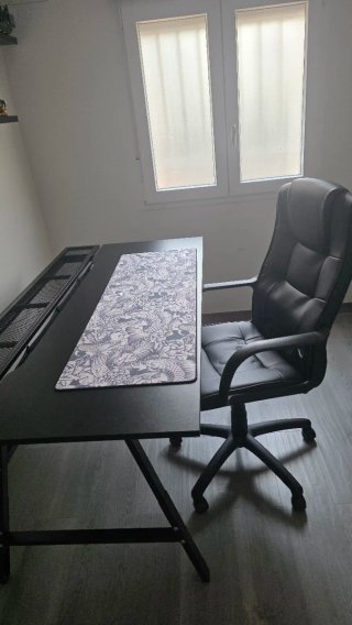 Mesa Ikea 160x80 y Silla Negra