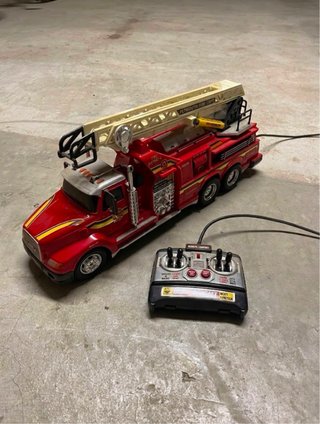 Camión de bomberos teledirigido rojo