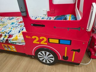 Cama infantil camión de bomberos para niño.