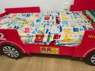 Cama infantil camión de bomberos para niño.