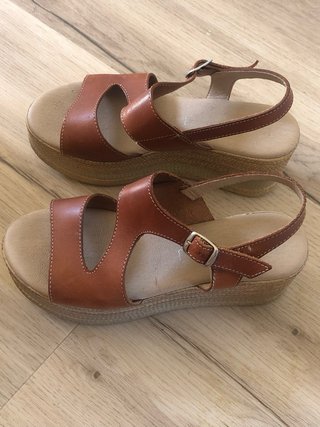 Sandalias de cuña marrones