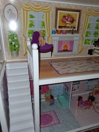 Casita de muñecas de madera